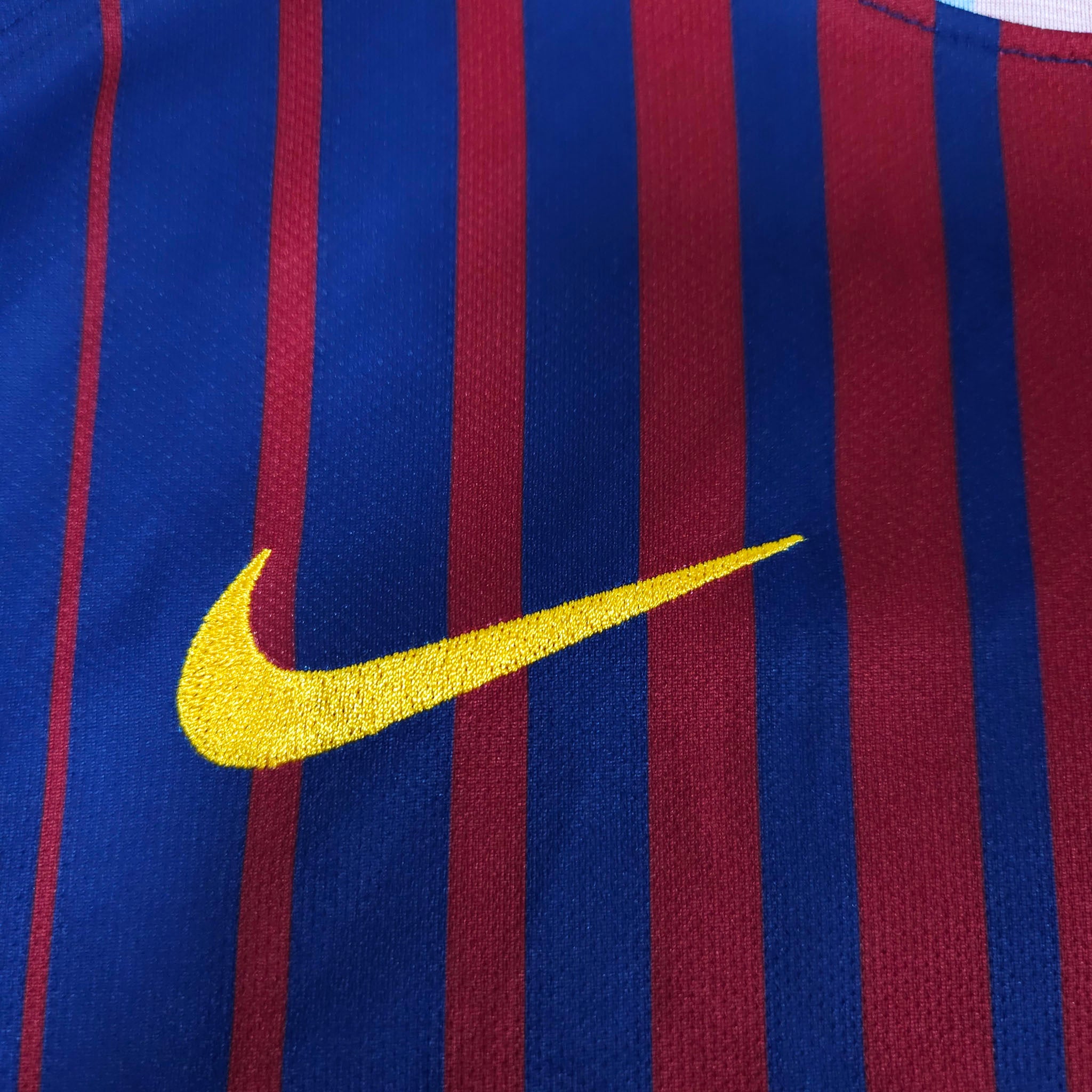 Barcelona Home Shirt 2017-18 – Messi #10 detailed view 4